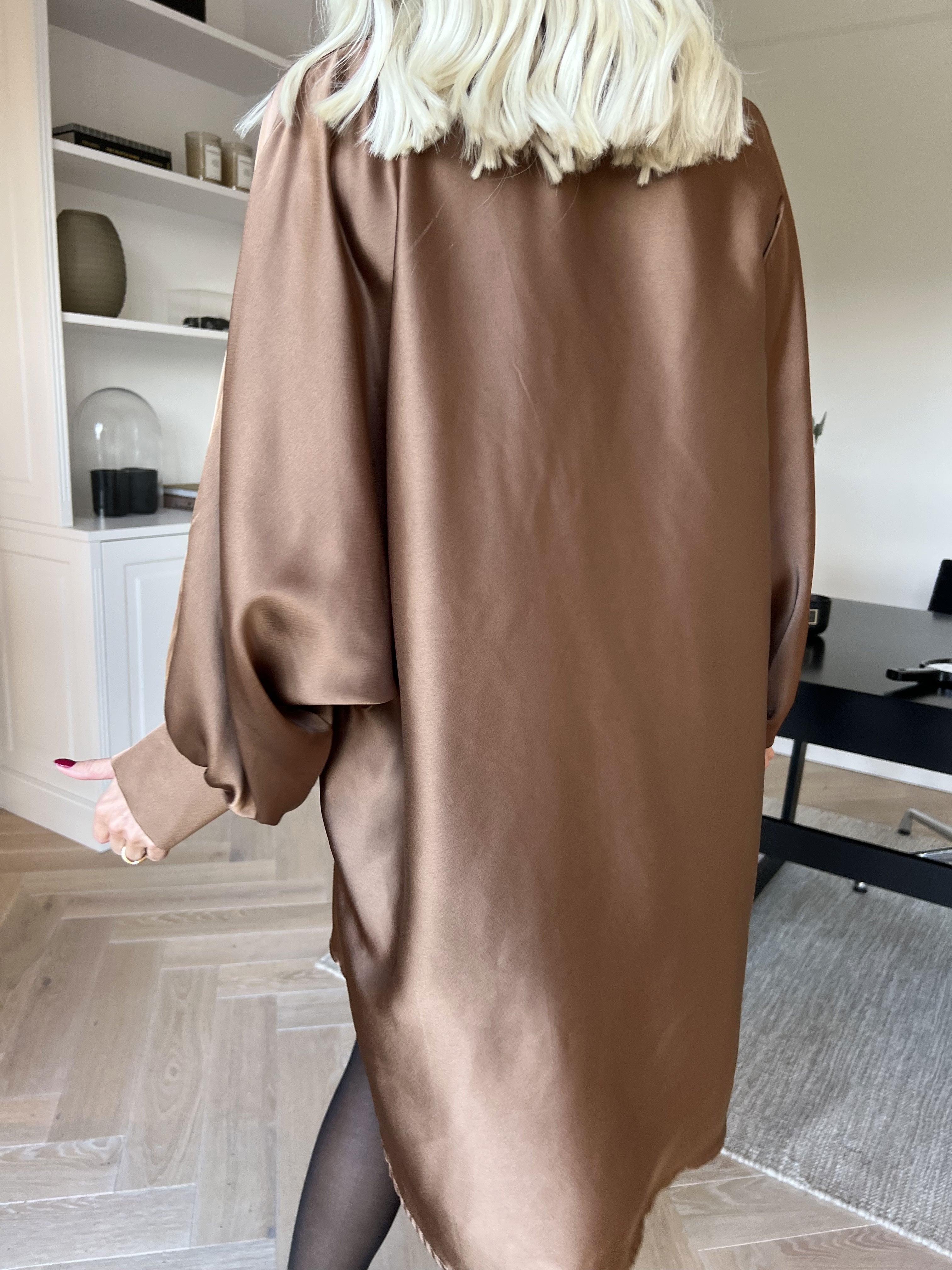 Feliciti long - Shiny skjortekjole med flagermusærmer